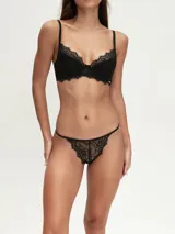 Colaless de encaje negro con tiras finas.