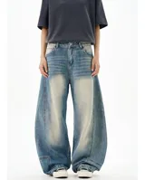 Pantalón de jean celeste de corte amplio con efecto lavado.