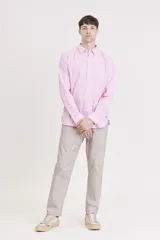 Camisa blanca de manga larga con cuello abotonado.