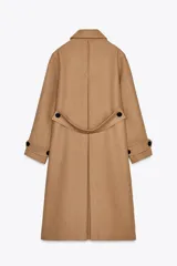 Abrigo color camel confeccionado en hilatura con lana. Tiene cuello solapa, manga larga, bolsillos delanteros ocultos en costura y cierre frontal cruzado con botones negros.