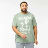 Camiseta verde con estampado blanco de cactus y texto "Arizona Sun Place summer land. Feel the Heat of the Desert".
