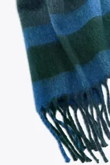 Bufanda rectangular con diseño a cuadros en tonos azul, verde y gris, terminada en flecos.