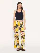 Top negro de tejido de punto con cuello halter y espalda descubierta.