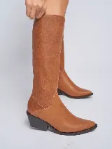Bota de caña alta color marrón de cuero con punta fina y taco cuadrado.