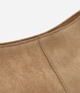 Bolso hobo grande color beige, confeccionado en gamuza sintética, con correa de hombro y cierre de cremallera.