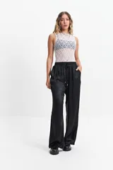 Pantalón jogger plateado de corte wide leg y cintura elastizada con lazo ajustable.