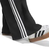 Pantalón Adidas de mujer, modelo Loose French Terry Wide Leg, color negro con tres rayas blancas a los costados.