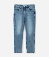 Pantalón de jeans slim celeste con lavado, tiro medio, bolsillos delanteros y traseros, y cierre con botón y cremallera.