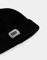 Gorro de lana tejido color negro con etiqueta de goma con la inscripción "good for sunday".