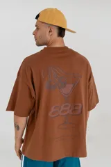 Remera color crema de corte holgado con estampado en la espalda de una copa de cóctel con cerezas y el número 888 en color rojo.