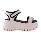 Sandalias negras con plataforma alta y suela track. Tiras anchas sobre el empeine y ajuste con velcro en el tobillo.