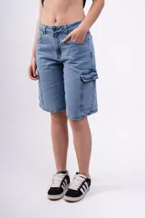 Bermuda de jean celeste con bolsillos cargo y corte a la rodilla.