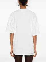 Remera blanca de algodón con estampa frontal de la frase "New York" en letras negras difuminadas y logo de la marca Anine Bing.