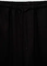 Pantalón de lino blanco, de corte recto, con cintura elástica y lazo de ajuste.