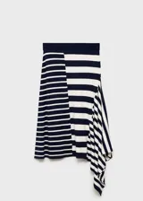 Falda midi de punto con estampado de rayas horizontales en blanco y negro. Presenta cintura elástica, corte evasé y bajo asimétrico.