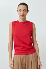 Musculosa roja de algodón con cuello redondo y botones decorativos en los hombros.