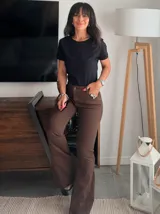 Pantalón de jean acampanado color marrón chocolate, de doble lycra.