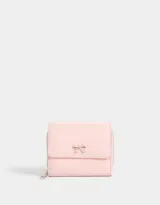 Billetera pequeña de cuerina color rosa pálido con cierre de cremallera y detalle de moño en el frente.