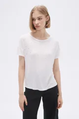 Remera blanca de viscosa con cuello redondo y apliques de strass.