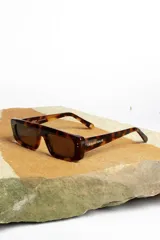 Lentes de sol Urban Haus modelo Égida, con montura rectangular de carey y lentes marrones.