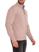 Sweater color café de tejido de punto, con cuello alto, cierre frontal completo y mangas largas.