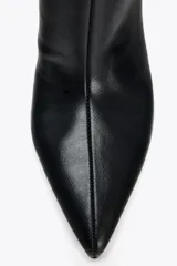 Bota negra de caña alta y corte recto, con puntera fina y tacón de aguja.