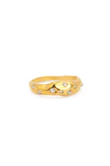 Anillo de acero quirúrgico recubierto de oro con tecnología PVD, adornado con circonias brillantes.