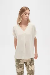 Blusa color beige de lino, holgada y con cuello en V.
