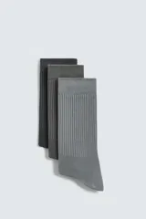 Pack de tres pares de calcetines de caña media, tejidos en punto acanalado en tonos de gris.