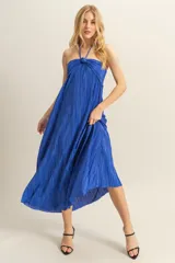 Vestido midi negro con textura plisada, escote halter y corte holgado.
