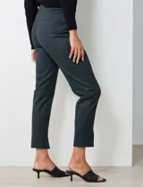 Pantalón de vestir ajustado, color verde oscuro con estampado cuadrillé sutil, tiro medio/alto y abertura en el ruedo.