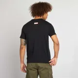 Camiseta negra de manga corta con estampado de Iron Man en rojo y texto en japonés.