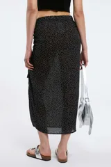 Pollera midi de viscosa con estampado de leopardo y tajo lateral.