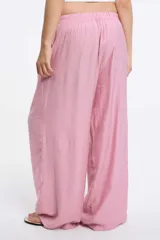 Pantalón de tela color celeste con textura arrugada, corte amplio y cintura elastizada.