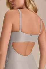 Jumpsuit corto color ladrillo con breteles finos, de tejido Allure® Adaptiv con superficie acanalada y ligero brillo.