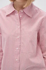 Camisa a rayas verticales rosas y blancas, de algodón, con cuello clásico y cierre frontal con botones.