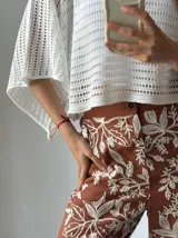 Sweater blanco de hilo calado con mangas anchas.