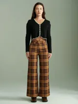 Saco de algodón verde con aberturas en hombros y codos, de corte entallado. Tiene cuello en V, botones pequeños y plaqueta de tejido puño color crudo.