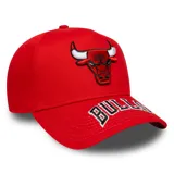 Gorro tipo snapback New Era, color rojo, con el logo del equipo de baloncesto Chicago Bulls bordado en el frente y la palabra "BULLS" bordada en la visera.