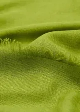 Fular rectangular rojo de tejido mezcla de lino con terminaciones deshilachadas.