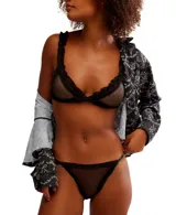 Conjunto de lencería negro con corpiño triangular de encaje con transparencias y bombacha tipo tanga de encaje con transparencias. Incluye una camisa de mangas largas con estampado floral.
