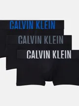 Pack de tres bóxers trunk Calvin Klein de microfibra negra con cintura elástica con el logo de la marca en azul, gris y blanco.