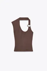 Top marrón de tejido de punto acanalado, con escote asimétrico, un tirante ancho y manga sisa. Presenta un aro metálico dorado en el tirante.