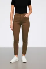 Pantalón jean color marrón, de corte skinny y calce medio.