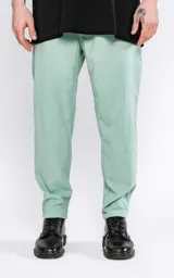 Pantalón recto color verde agua, con calce regular, bolsillos laterales, cintura elástica y cordón ajustable.