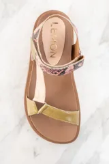 Sandalia de cuero con plataforma color marrón, tiras de cuero con estampado de piel de serpiente y tira delantera color verde oliva.