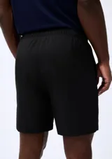 Short deportivo azul con cintura elástica y logo bordado en la pierna.