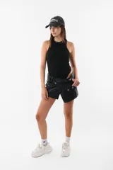 Body negro de morley pesado, con escote deportivo y sin mangas. Cuenta con collareta ancha en terminaciones, elástico interno en dobladillo en la entrepierna para un mejor ajuste y botones de presión snaps en la entrepierna para facilitar su acceso. Tiene detalle de etiqueta plastisol en la espalda.