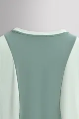 Camiseta deportiva verde claro confeccionada en tejido técnico, ligero y elástico en cuatro direcciones. Tiene cuello redondo, manga corta, zonas con estructura perforada y logo estampado.