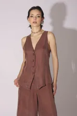 Chaleco marrón con escote en V y cierre frontal de botones.